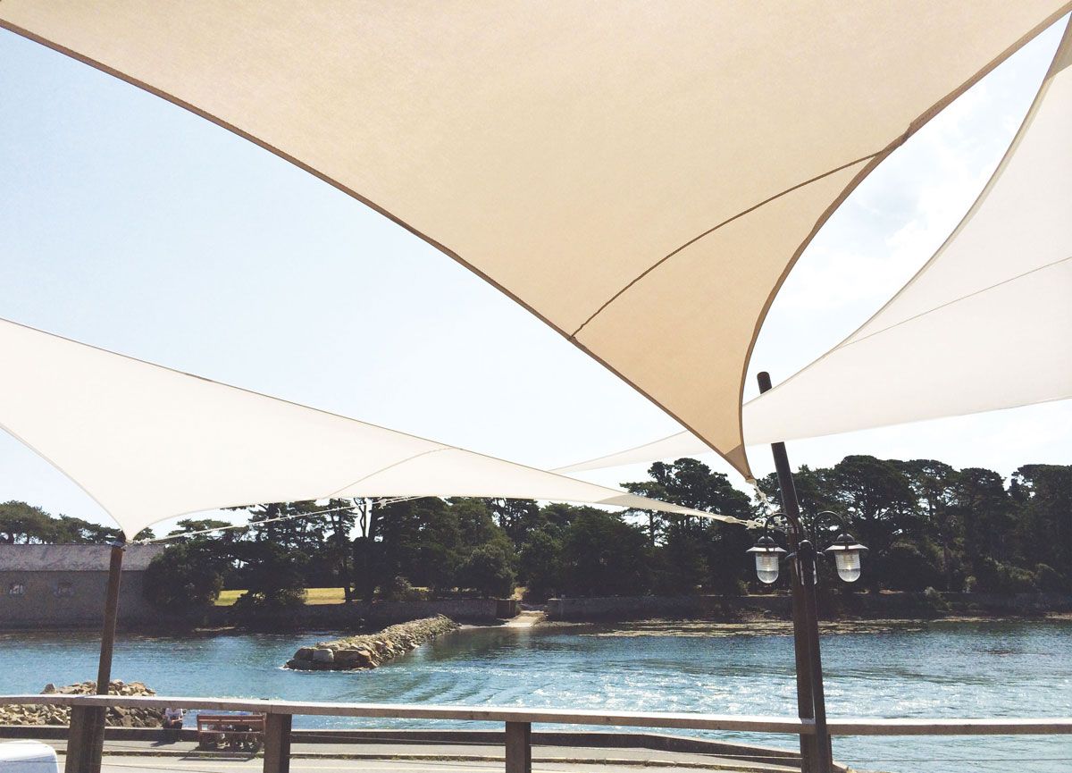 pose de voile d'ombrage