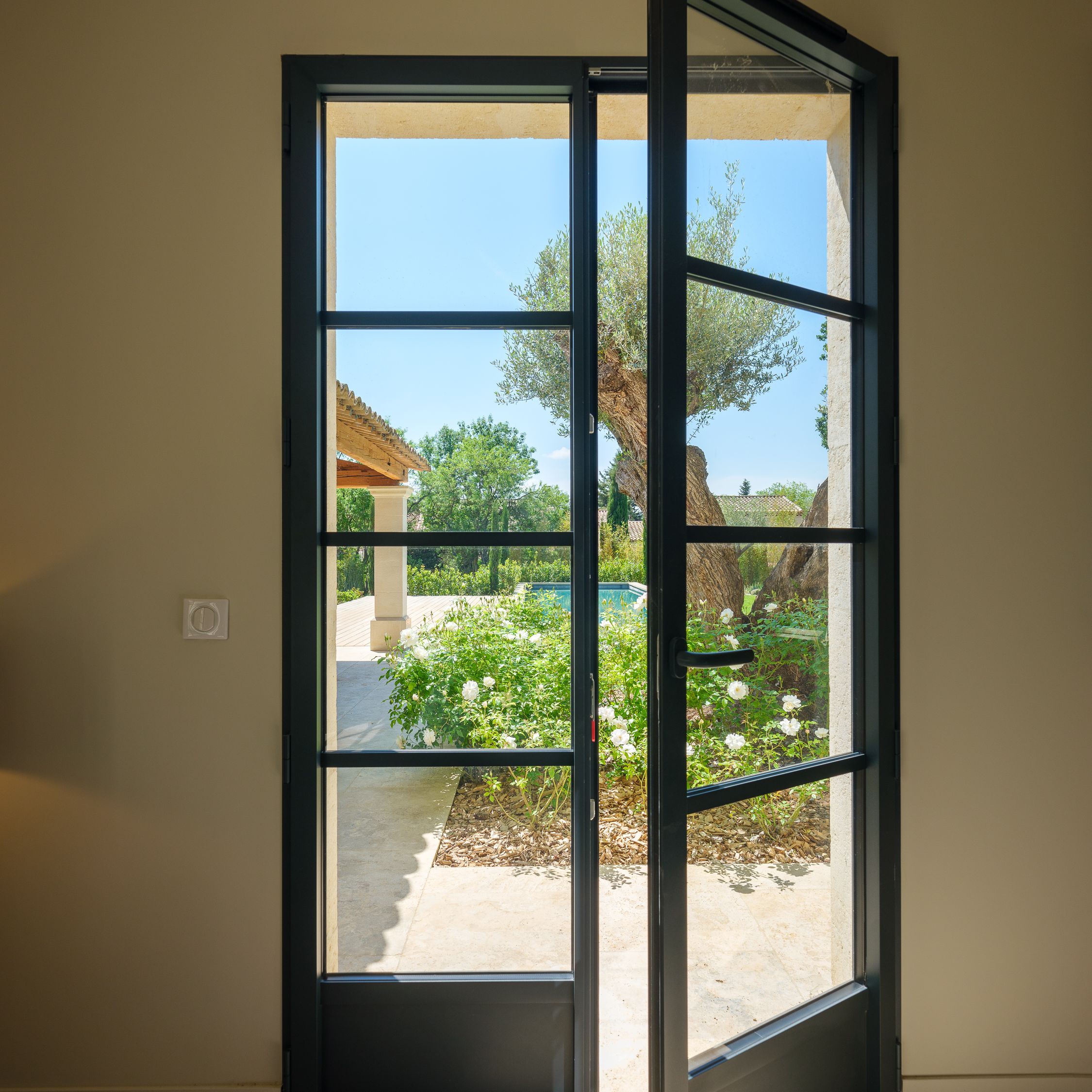 realisation-lef-saint-remy-de-provence-porte-fenetre-alu-interieur-2-1490x1180